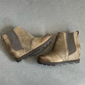 Sorel Joan of Arctic Wedge II Chelsea Boot in Mushroom